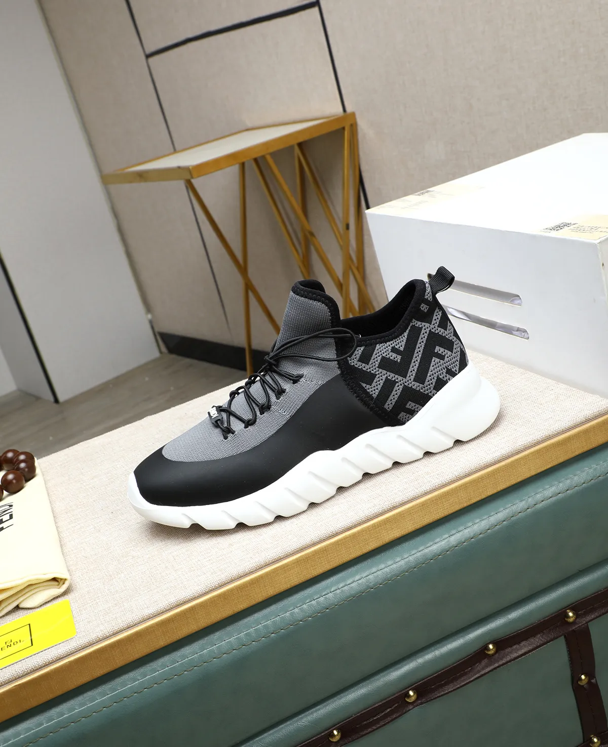 Men's Men's Shoes 💰700 Fendi Fendi's latest Tag series of men's casual mesh sports running shoes, originally purchased and developed, this Tag sports shoe is a one-leg sneaker, made of black high-tech mesh material with gray neoprene details. Oversized FENDI lettering on the side and translucent rubber details. Light and flexible rubber running shoe soles, beautifully packaged at the delivery counter, customized breathable lining, original molded foam rubber outsole, sole thickness: 3.5CM! Size: 39-44 (customized at 38.45.46)